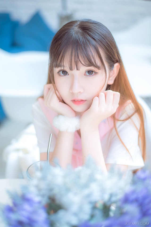 即便是如此，但从整军到出征依旧花了半天的时间，蜀军成平已久，自然无法做到与关中军这般训练有素，行动如风，这些蜀军在没有战事的时候，更多的是在务农，每年能够训练两三个月已经不错了，而关中军却是职业化军队，一年四季不是训练，就是轮番外出执行任务，无论实战还是军事素养，比之蜀军强出都不止一倍。